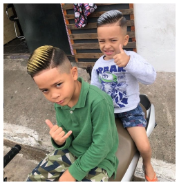 foto de duas crianças com cabelo Mandrake